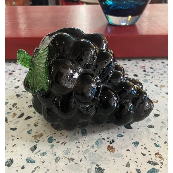 VTG Art Glass Molded Cluster of Purple Grapes With Green Leaf And Stem - Picture 1 of 2